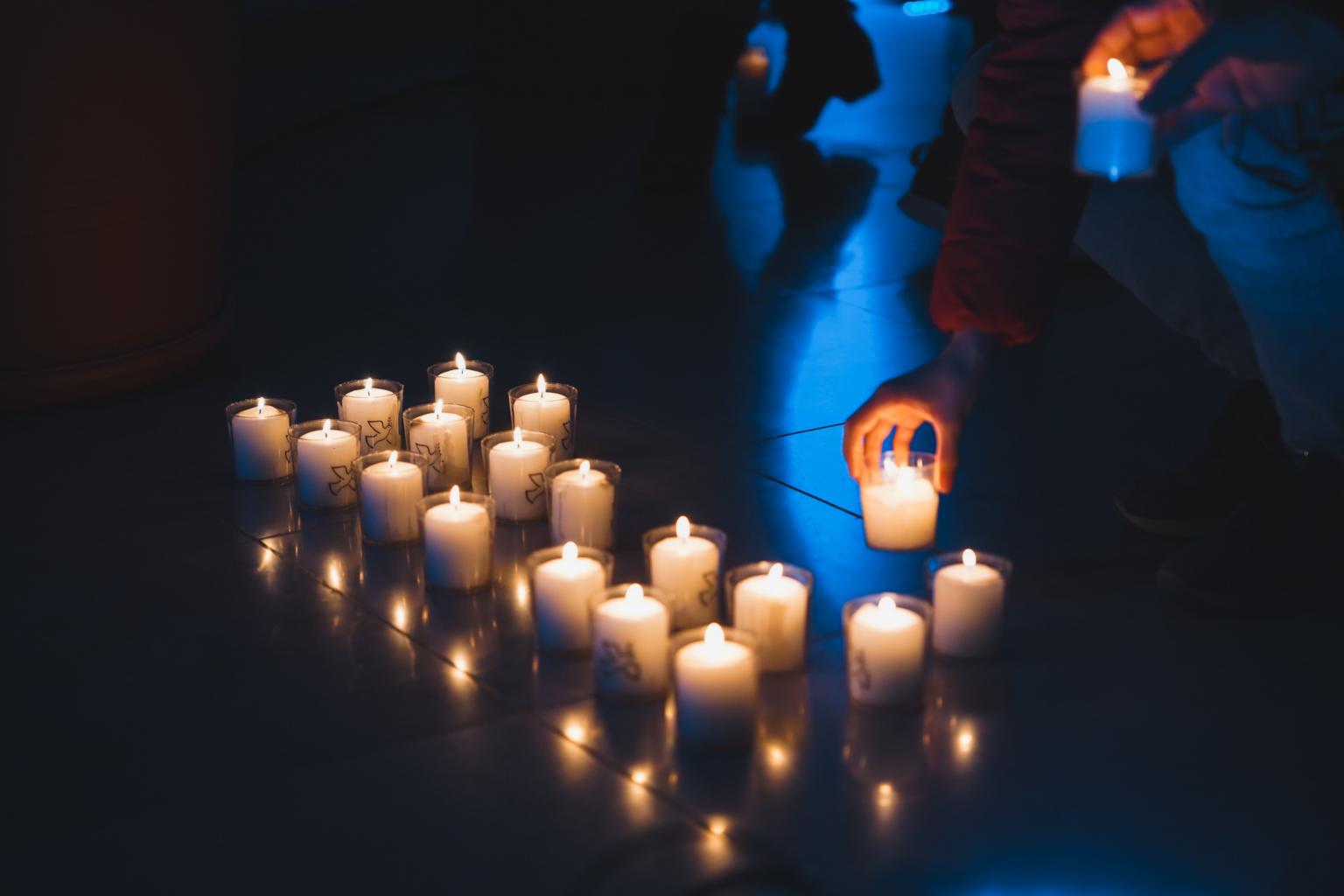 candles-7121575_by_Sebastian_Strauch_pixabay_pfarrbriefservice (c) Bild: Sebastian Strauch / pixabay.com – Lizenz In: Pfarrbriefservice.de
